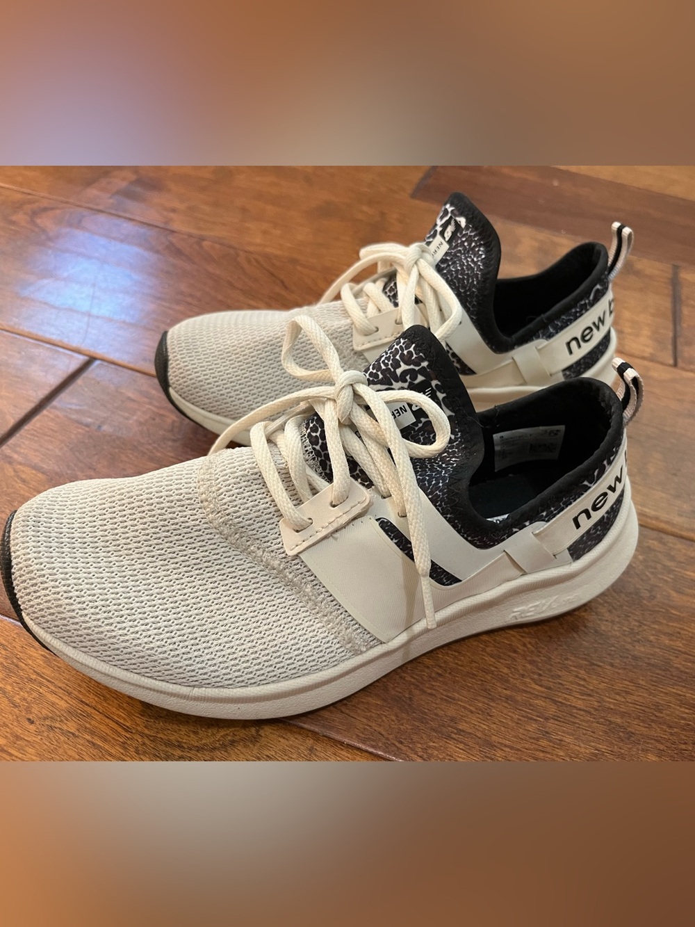 New Balance Cream and Black Women's Athletic Sneakers READ DESCRIPTION